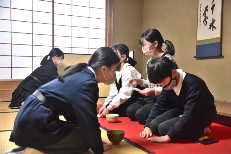 お点前を披露する教室生=岡山県津山市