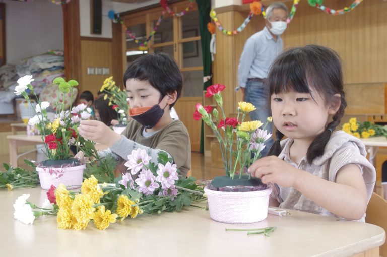 フラワーアレンジメントを楽しむ園児たち＝岡山県津山市