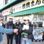 佐古さんから説明を受ける6年生=岡山県津山市、味よしで