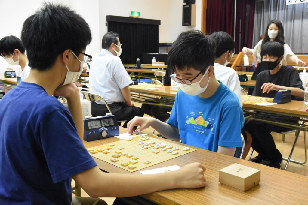 腕を競うＢ級の棋士たち