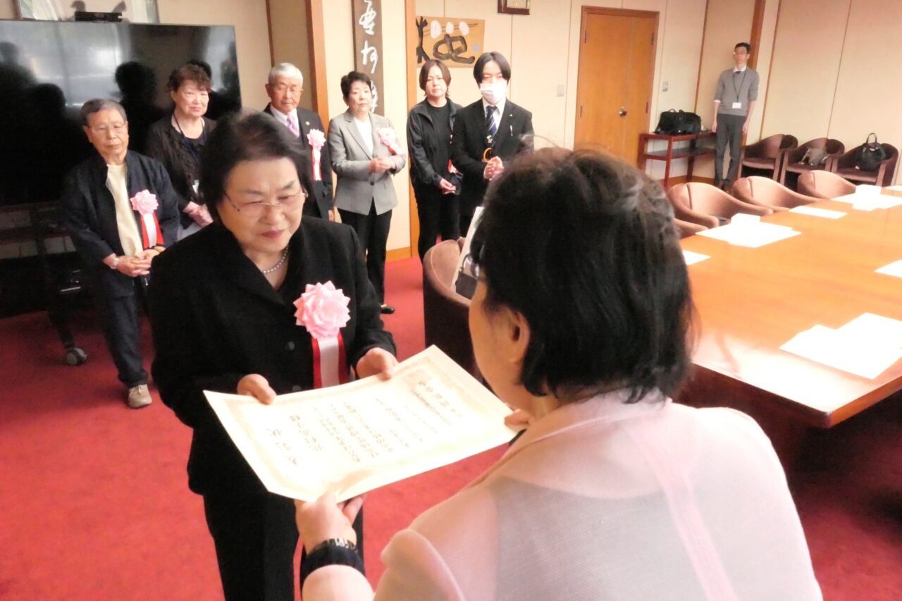 表彰状を受け取る委員