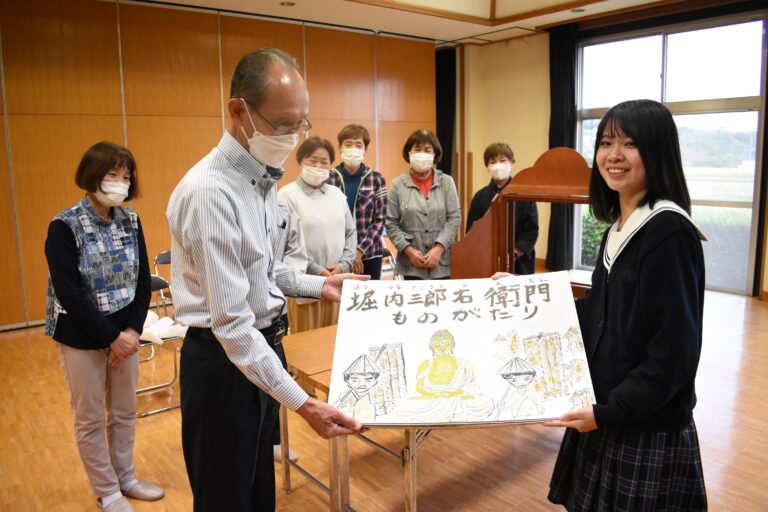 完成した紙芝居を引き渡す美作高校の生徒