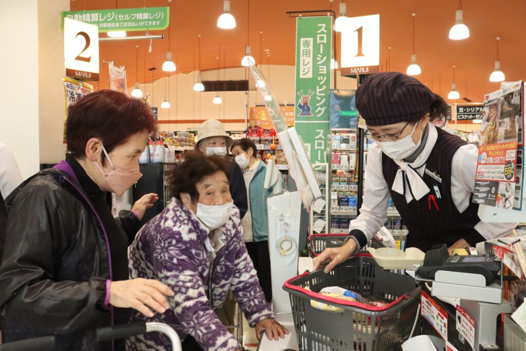 スローショッピングレジで会計する参加者