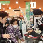 スローショッピングレジで会計する参加者