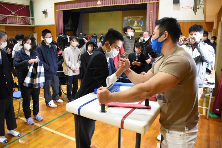 田中選手との腕相撲に挑む生徒