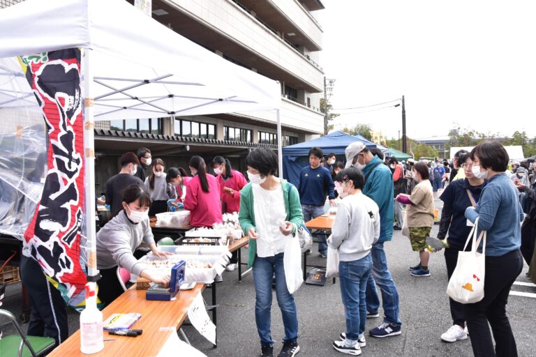 大勢の人出でにぎわった模擬店