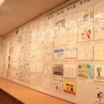 ずらりと並んだ作品を鑑賞する来場者