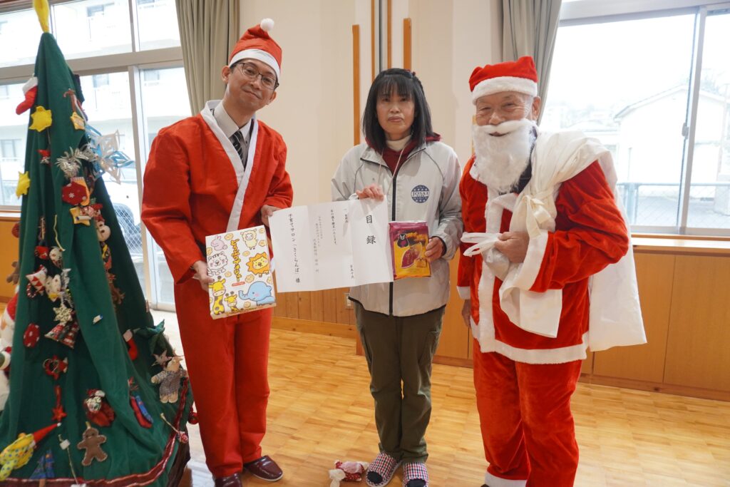 ダイナムから贈られた目録と菓子