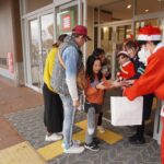 年末年始に向けて交通安全を呼びかける市の交通指導員ら=岡山県津山市で