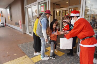 年末年始に向けて交通安全を呼びかける市の交通指導員ら=岡山県津山市で