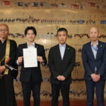 委嘱状を受け取った光井市長（左から2番目）ら