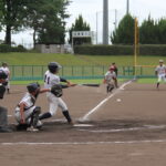北陵中勢同士の対決となった決勝で熱戦を繰り広げる選手たち（三回表）＝岡山県津山市で