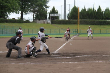 北陵中勢同士の対決となった決勝で熱戦を繰り広げる選手たち（三回表）＝岡山県津山市で