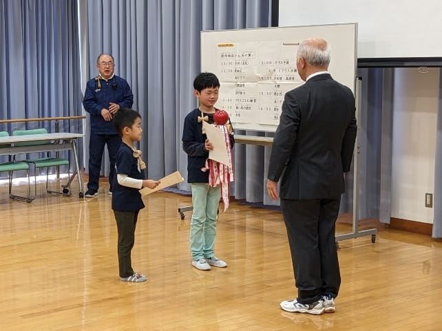 練習成果を発揮し表彰される子どもたち
