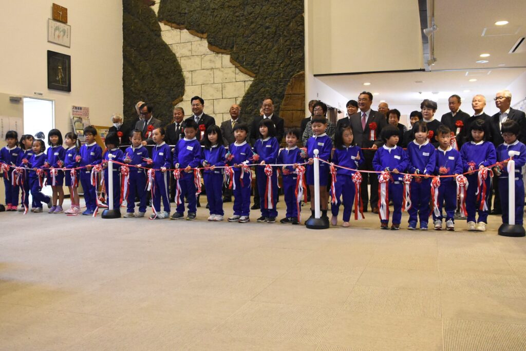 テープカットで祝う参加者