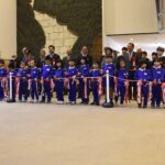 テープカットで祝う参加者