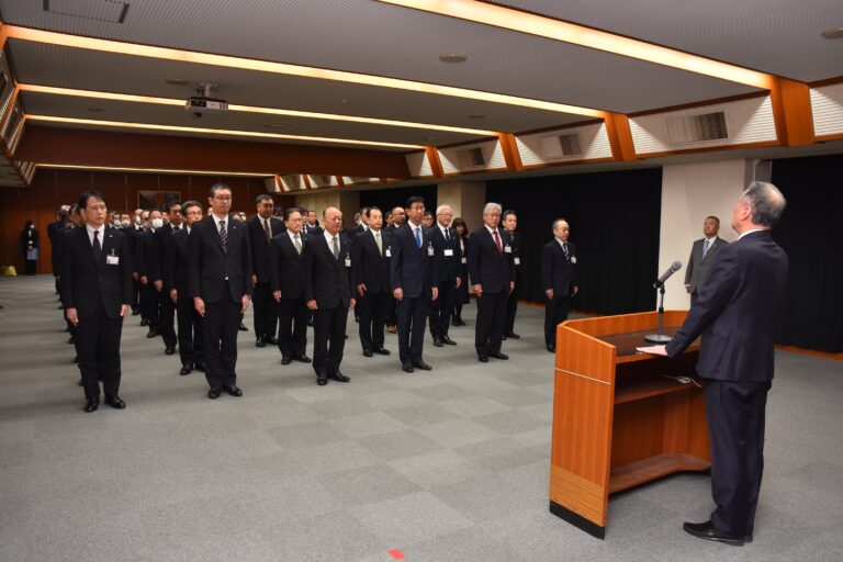 谷口市長の訓示を聞く特別職と部次長級職員=岡山県津山市で