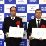 優良防火管理者表彰を受けた三宅さん（右）と米井さん