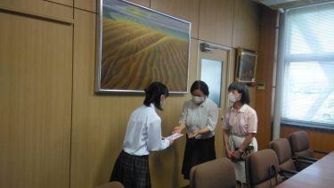 国際ソロプチミスト津山、勝間田高校にボランティア活動支援の助成金を贈る