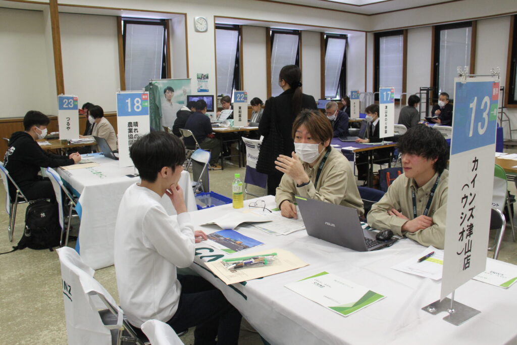 全48社がブースを設けた企業説明会の会場