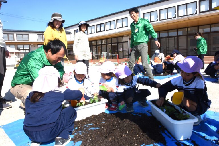 パンジーの苗植えに挑戦する園児たち=岡山県津山市で