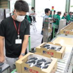 出荷準備をする職員ら＝岡山県美咲町で