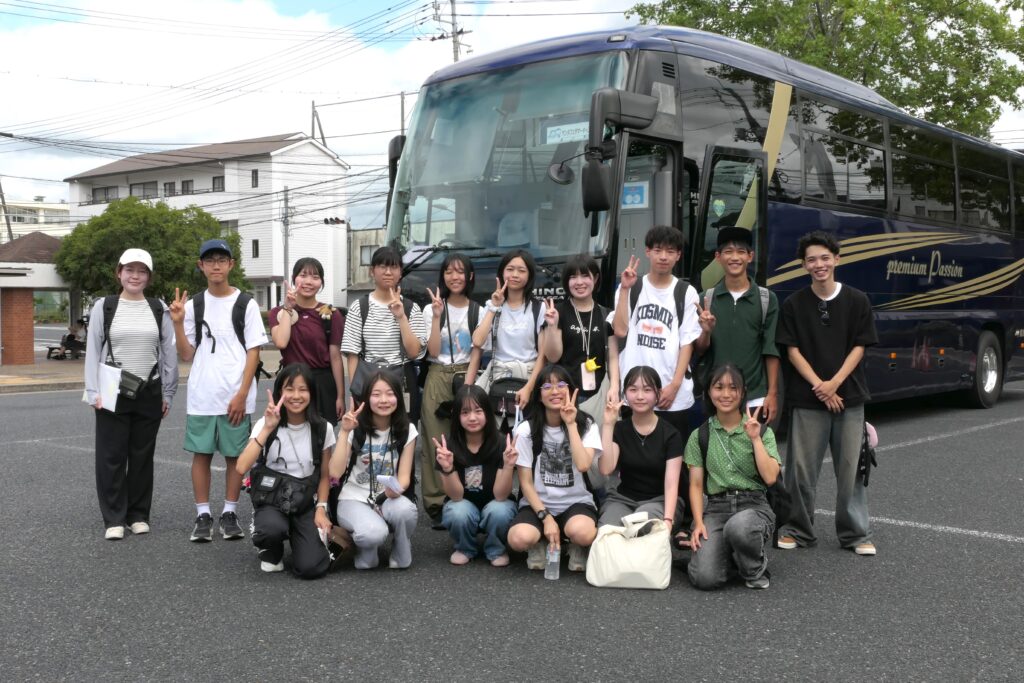 サンタフェ市に向かう中高生