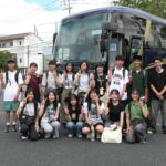 サンタフェ市に向かう中高生