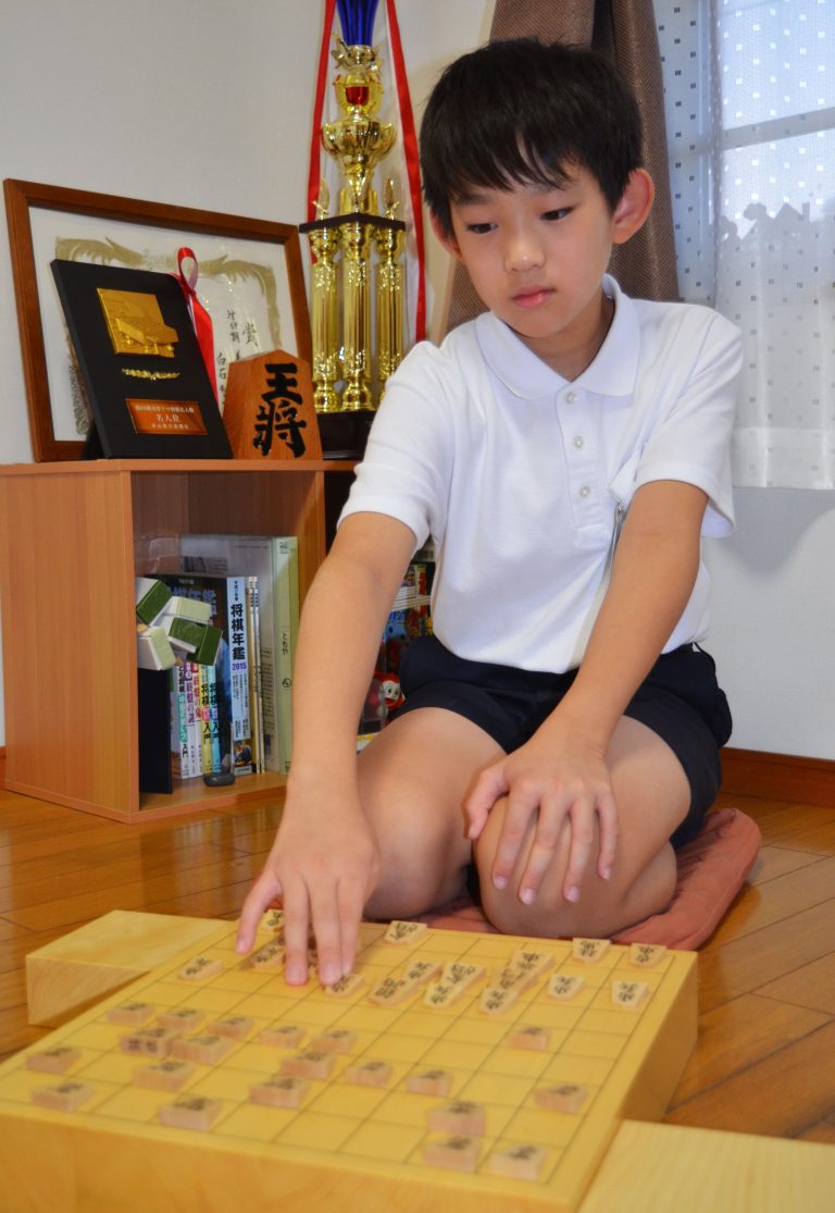 南小学校６年生の白石智也君、日本将棋連盟のプロ養成機関「奨励会」の入会