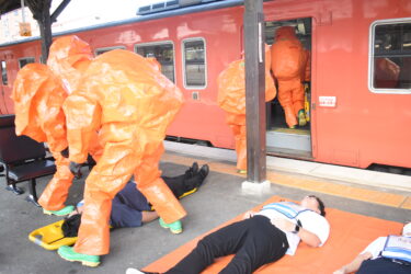 薬品を使ったテロ事件の発生を想定した訓練=岡山県津山市で