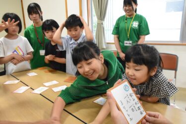 人気を集めた防災カルタ=岡山県津山市で