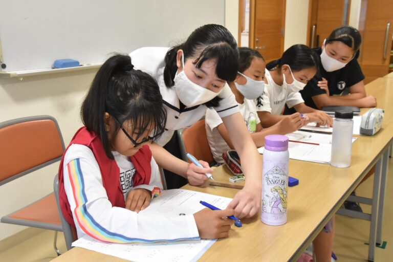 小田中の城西公民館「まちばの寺子屋」、津山高校の生徒たちがボランティア