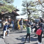 どこからともなく現れた“寅さん”と記念撮影を楽しむ乗客=岡山県津山市、美作滝尾駅で