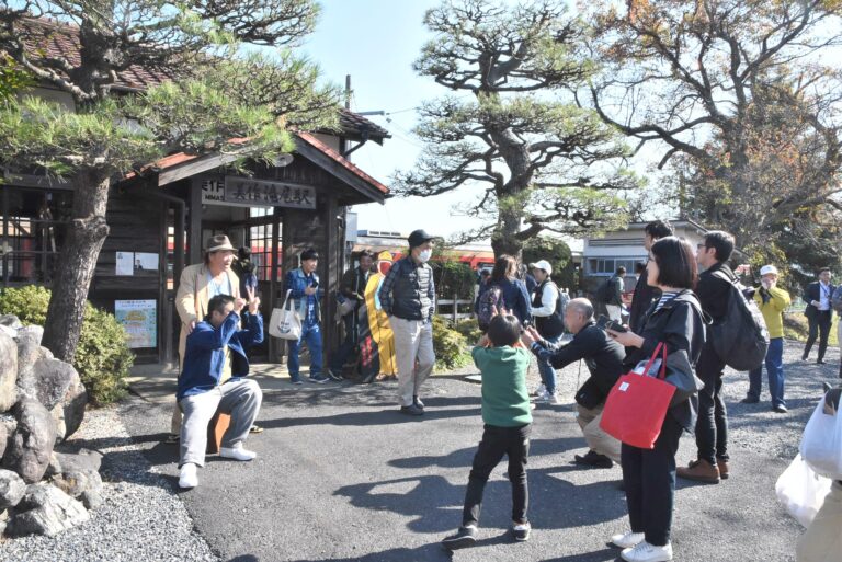 どこからともなく現れた“寅さん”と記念撮影を楽しむ乗客=岡山県津山市、美作滝尾駅で