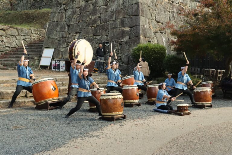 オープニングを飾った津山鶴丸太鼓の演奏