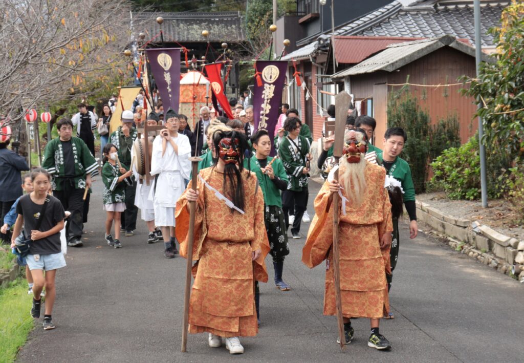 宇那堤森(うなでがもり)に向かう御神幸の行列