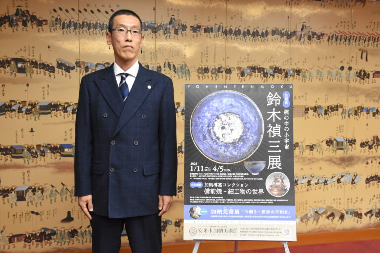 安来市加納美術館での企画展を開く鈴木禎三さん=岡山県津山市で