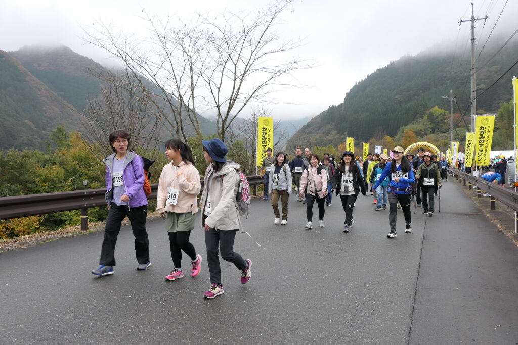 晩秋の景色を楽しみながら歩くウオーカーたち