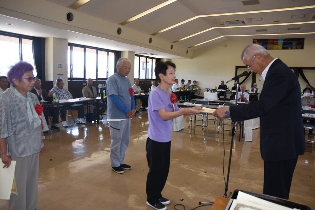 表彰状を受け取る入賞団体代表者