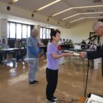 表彰状を受け取る入賞団体代表者