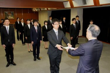 岡山県津山市の新採用職員任用式行われる