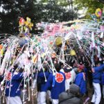 花をぶつけ合う男衆=岡山県津山市で
