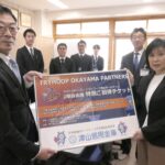 観戦チケットを市中体連に寄贈した津山信金関係者ら