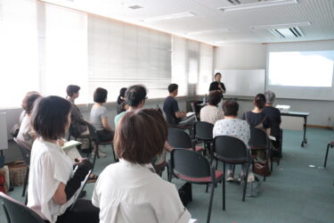 子どもへの性教育について澁谷院長の話に耳を傾ける参加者＝岡山県津山市で