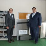 美作マツダ自動車が寄贈した大型製氷機=岡山県津山市で