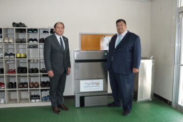 美作マツダ自動車が寄贈した大型製氷機=岡山県津山市で