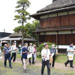 衆楽園を歩いて歴史を学ぶ参加者