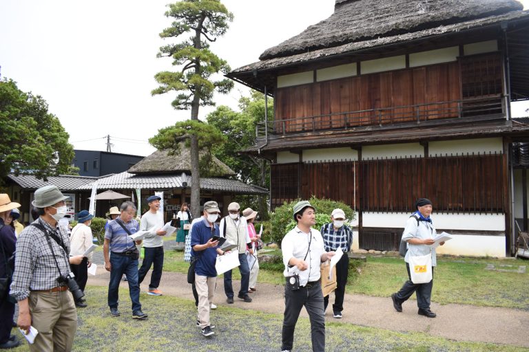 衆楽園を歩いて歴史を学ぶ参加者