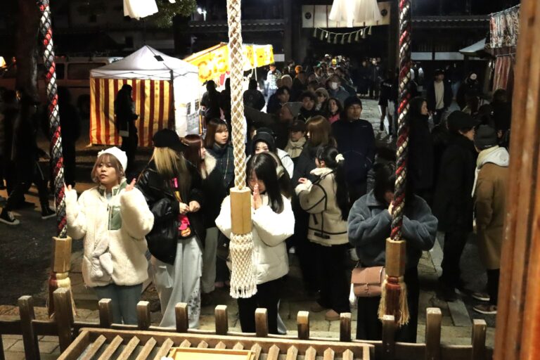 初詣でにぎわう徳守神社=岡山県津山市で