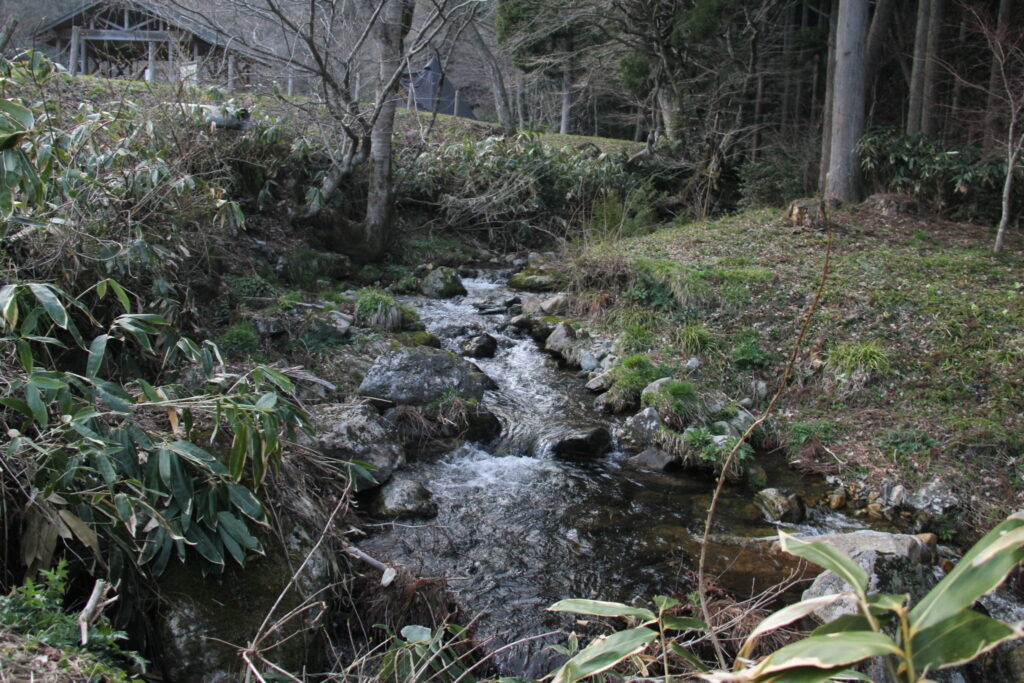 源流域ならではの澄んだ水が流れる小川